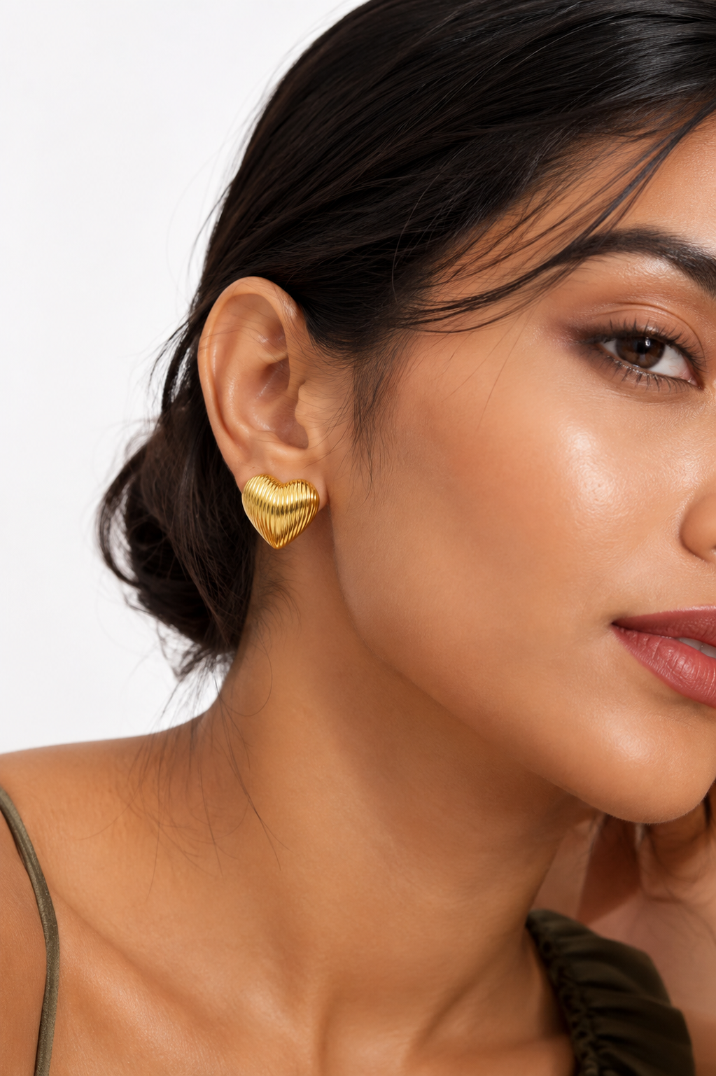 Amora Ribbed Heart Earrings