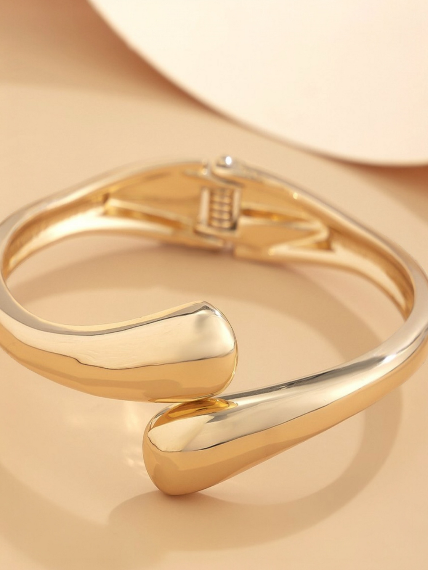 Elegant & Stylish Sleek Modern Anti Tarnished Gold Plated Bracelet