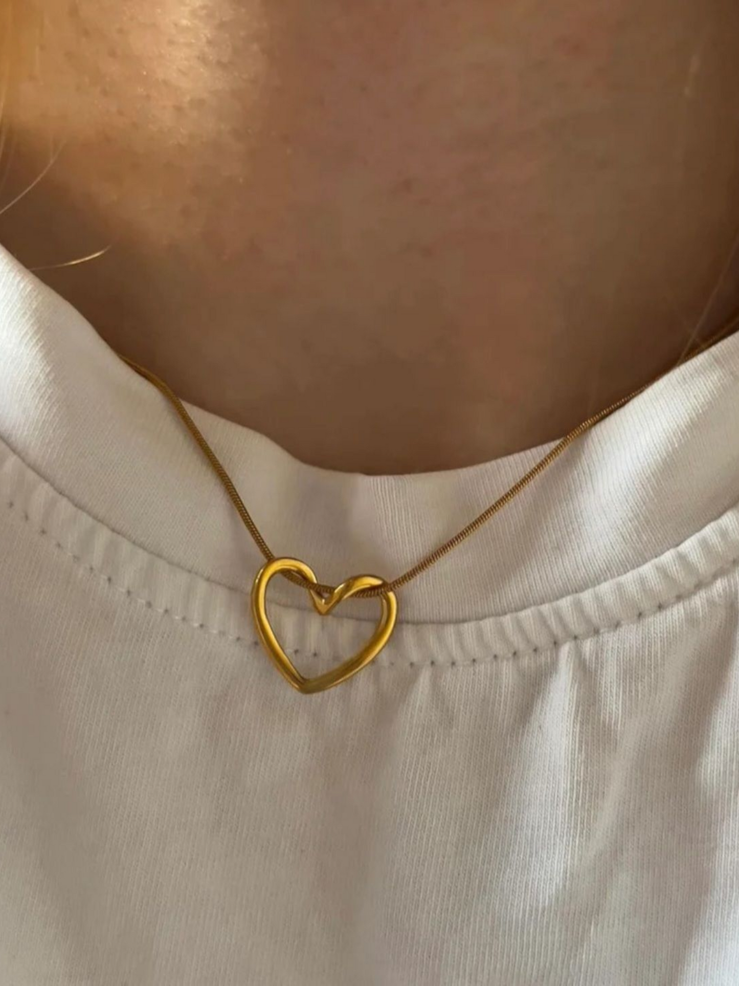 The Love Loop - Anti Tarnished Golden Round Chain Heart Pendant Trending Necklace