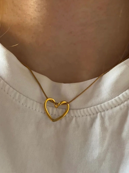 The Love Loop - Anti Tarnished Golden Round Chain Heart Pendant Trending Necklace